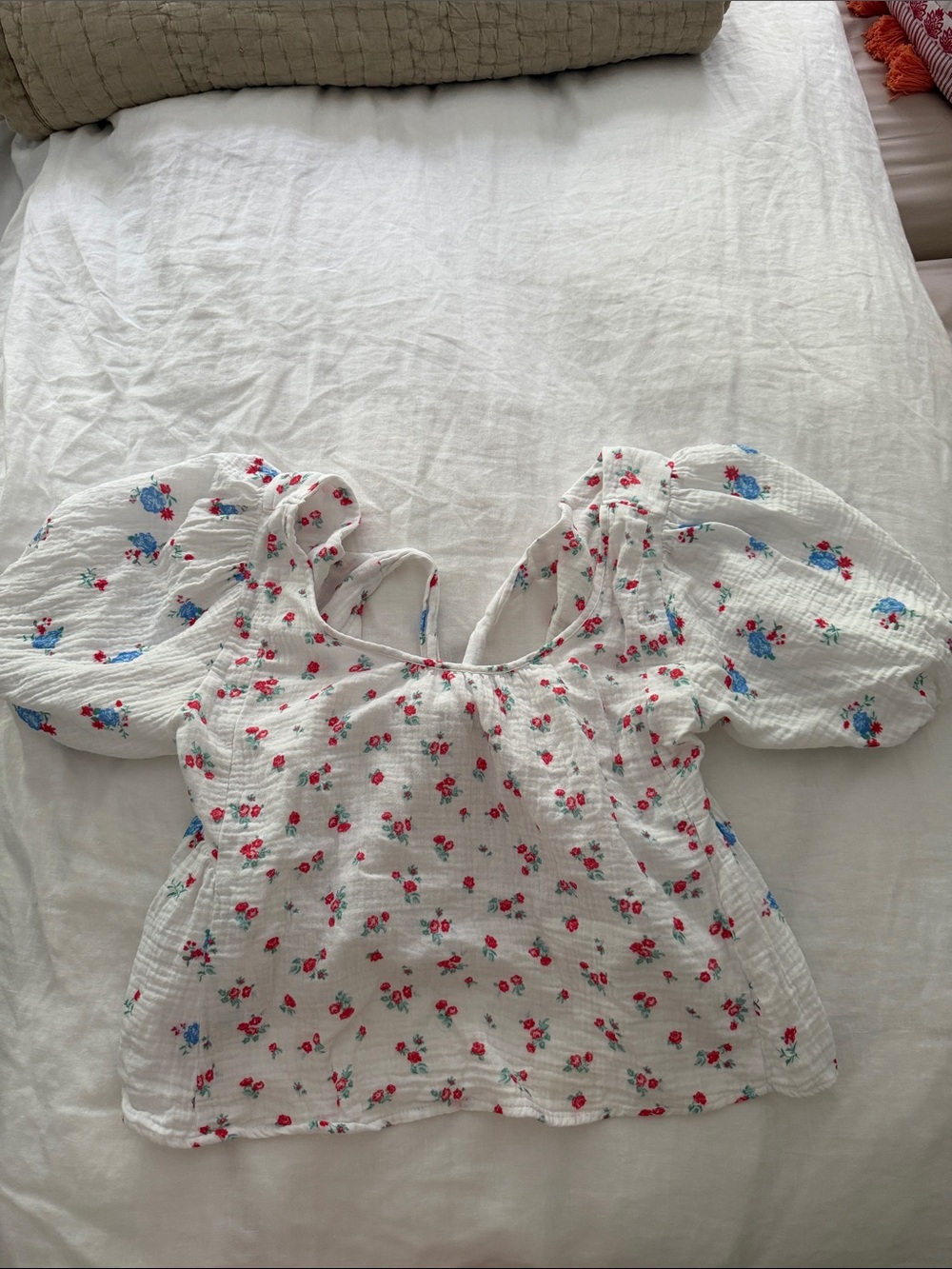 Dex White Floral Puff-Sleeve Blouse with Red and Blue Flowers
